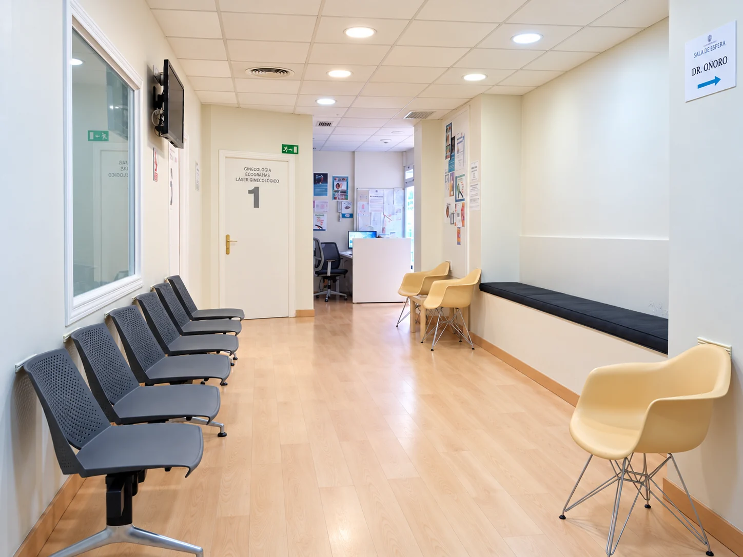 Pasillo interior y sala de espera de Clínica Arjona en Las Rozas